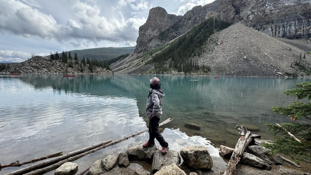 Foto en uno de los accesos a la orilla del Lake Morain por su trail llano de alrededor de 1,5 km fácil