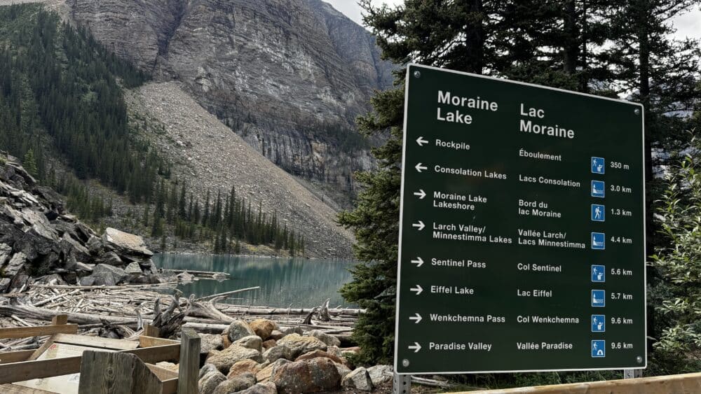 Señalización de las rutas a pie que salen de Lake Morain