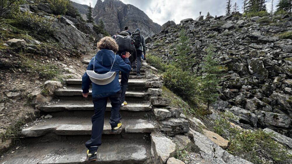 Subiendo por las escaleras al Rockpile, donde se concentraba la mayoría de gente que visitaba el Lake Morain