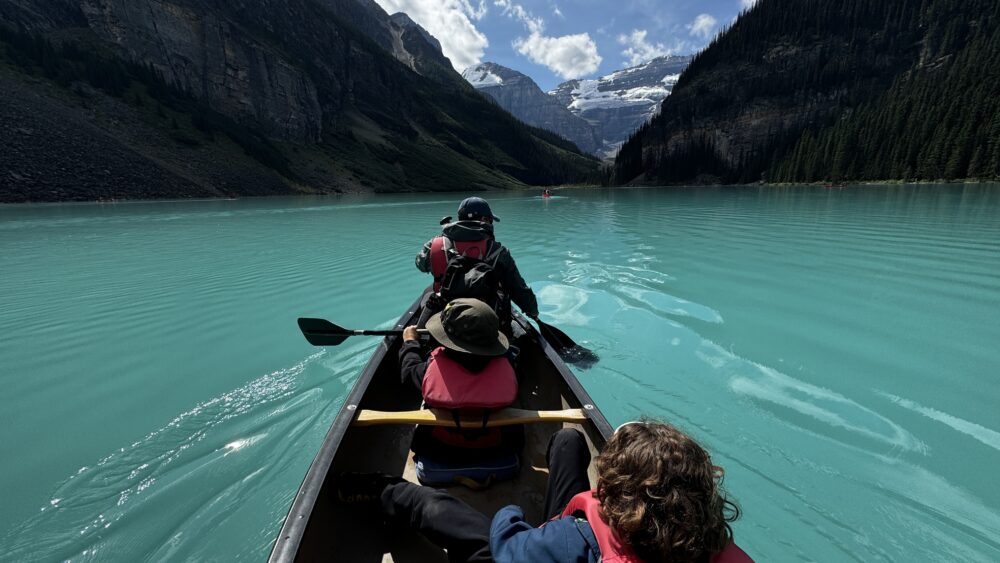 Paseando por Lake Louise en canoa los 4, una forma que nos alejó de las masas y nos hizo disfrutar mucho de este precioso lago