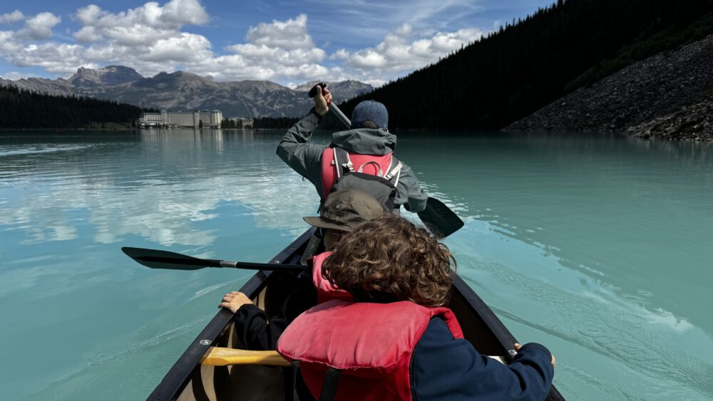 Lake Louise, Canadá, en canoa frente al Fairmont Chateau Lake Louise, hotel de lujo a sus orillas