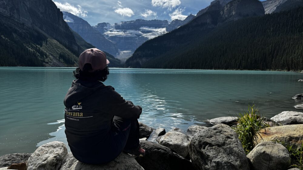 Contemplando la belleza del color esmeralda de Lake Louise y sus glaciares al fondo