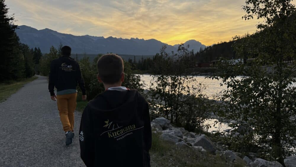 Dando un paseo al atardecer por el Rotary Trail de Golden, Canadá