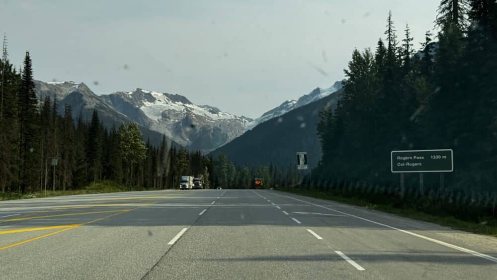 Vistas a los glaciares desde la carretera de Transcanadá al entrar a Glacier National Park en Canadá dirección Revelstoke