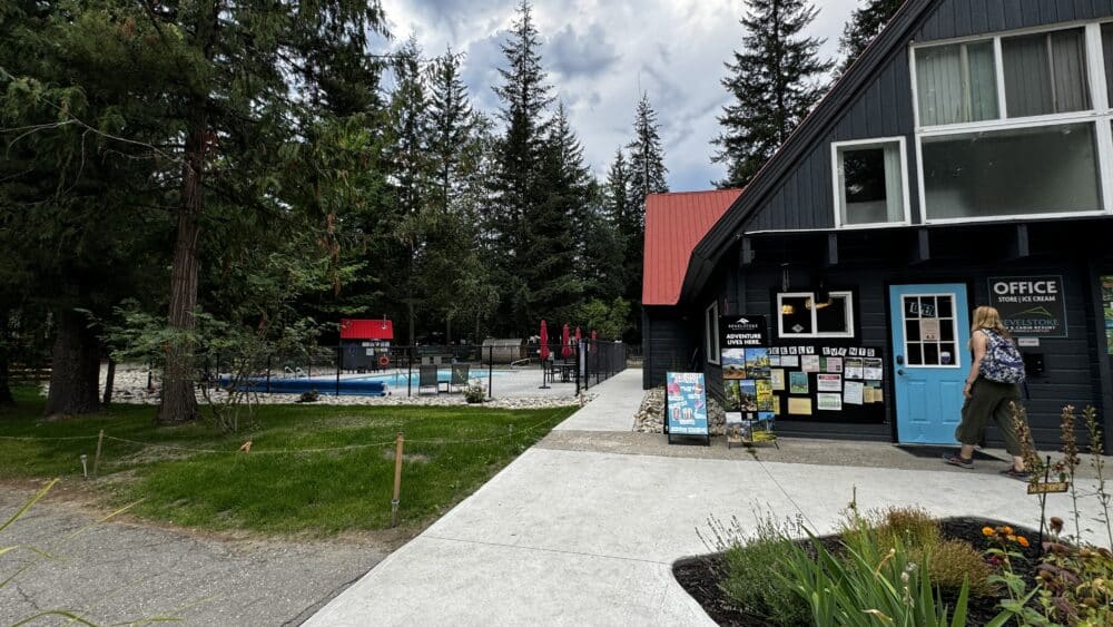 Camping donde estuvimos alojados en Revelstoke. Tiene parcelas y también bungalows. Con mini granja y actividades infantiles, piscina y parque infantil. Revelstoke RV & Cabin Resort Camping