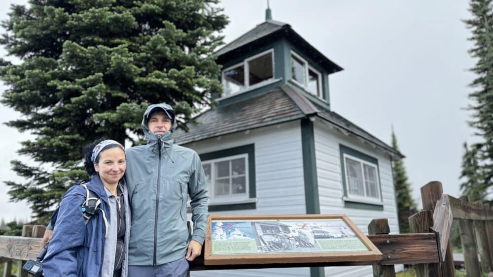 Delante de la antigua e histórica torre de vigilancia contra incendios en la cima de Revelstoke Mountain