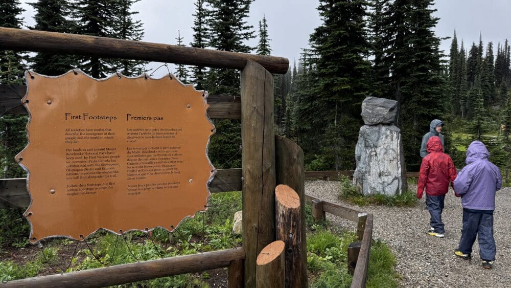 Sendero de los primeros pasos, donde a través de paneles interpretativos educativos, esculturas y arte nos explican como vivían las primeras naciones de Mount Revelstoke