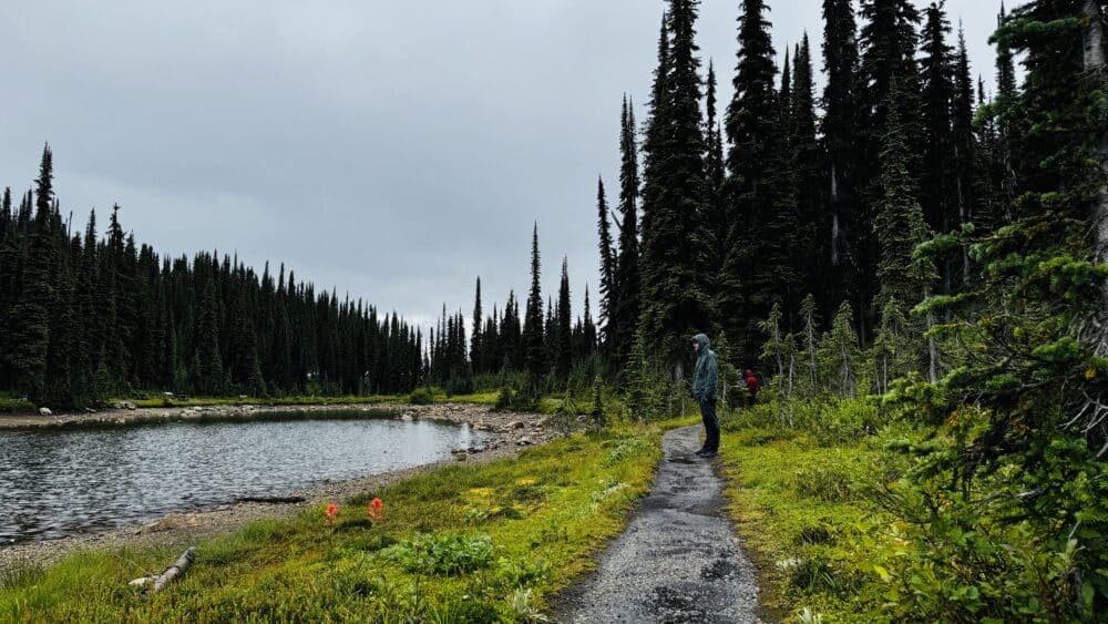 Paseando alrededor de Balsam Lake, cerca del estacionamiento de Mount Revelstoke