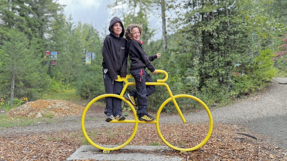 Momento divertido encima de una escultura de bicicleta en el Bike Park durante nuestra visita al Parque Nacional de Revelstoke