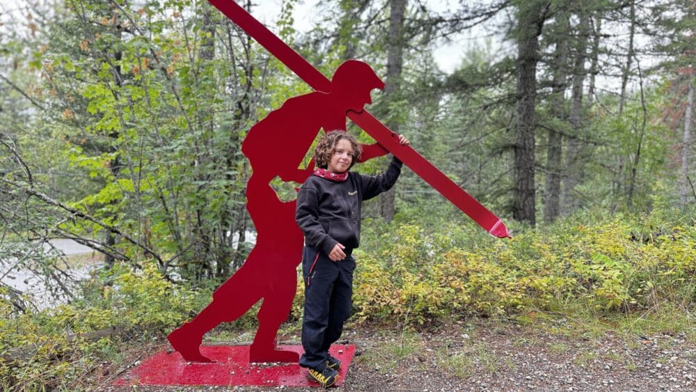 En la escultura del esquiador Nelson récord de salto de esquí mundial, en Mount Revelstoke National Park