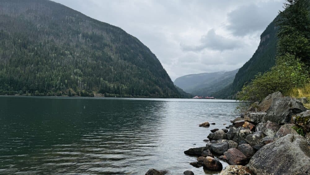 Three Valley Lake. Al fondo se ve el resort y pueblo fantasma de Three Valley