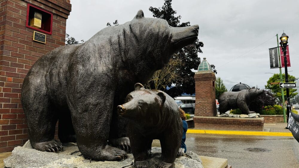 Estatuas de osos grizzly en el Downtown de Revelstoke, en Plaza Grizzly