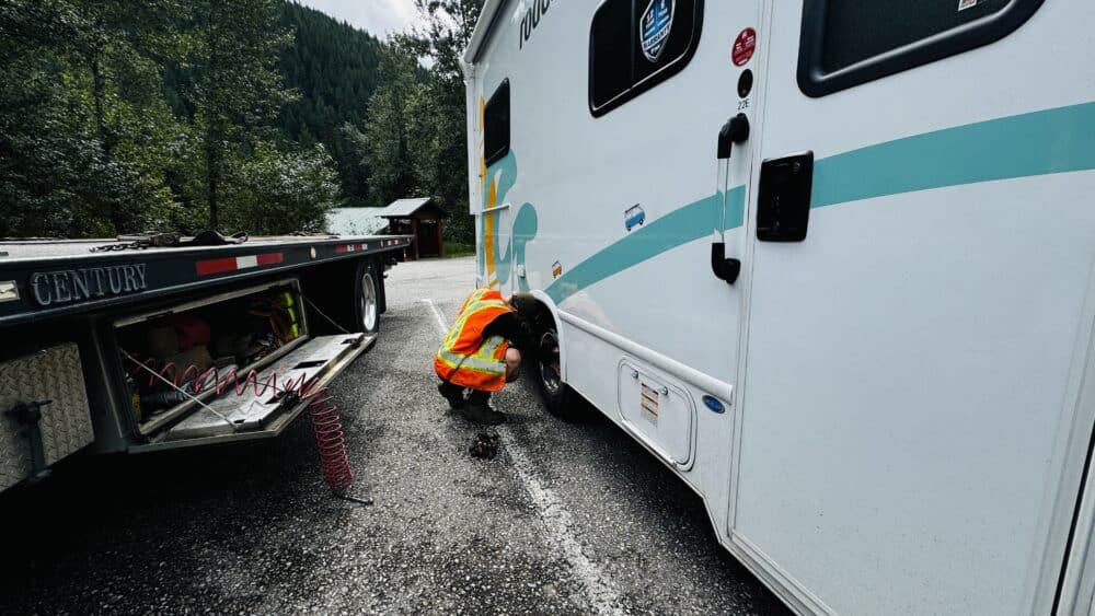 Pinchazo en la rueda durante nuestra ruta por las Montañas Rocosas de Canadá, que al final no fue un pinchazo si no una válvula mal apretada.