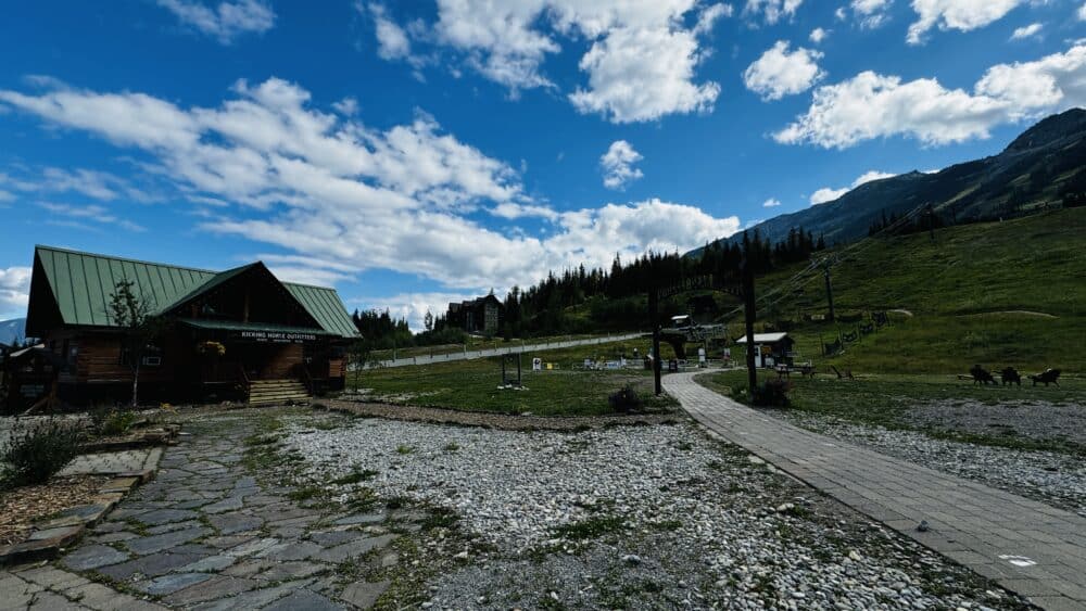 Acceso para ver el refugio del oso Boo. Se sube en un telesilla a la Mountain Kicking Horse.