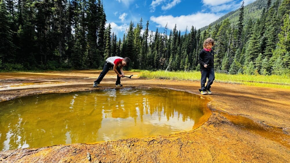 Jugando en las Paint Pots del Parque Nacional de Kootenay