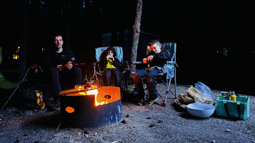 Haciendo una barbacoa en un camping público de Parks Canada