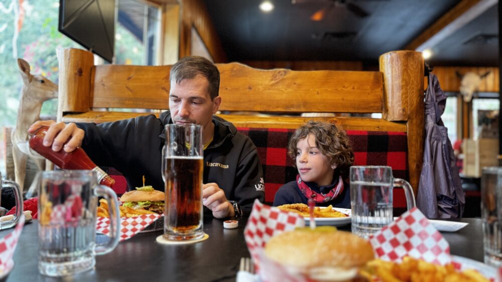 Comiendo en un restaurante típico de Canadá