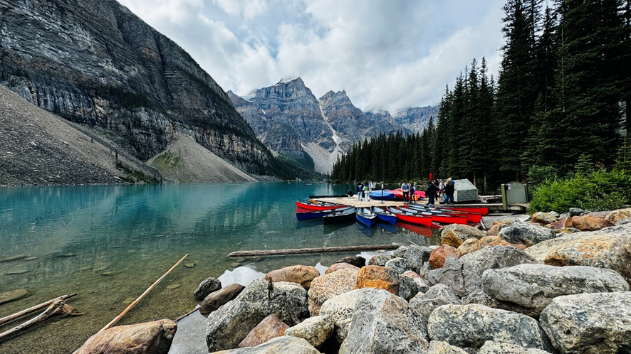 Lake Morain a los pies de su embarcadero de canoas de alquiler