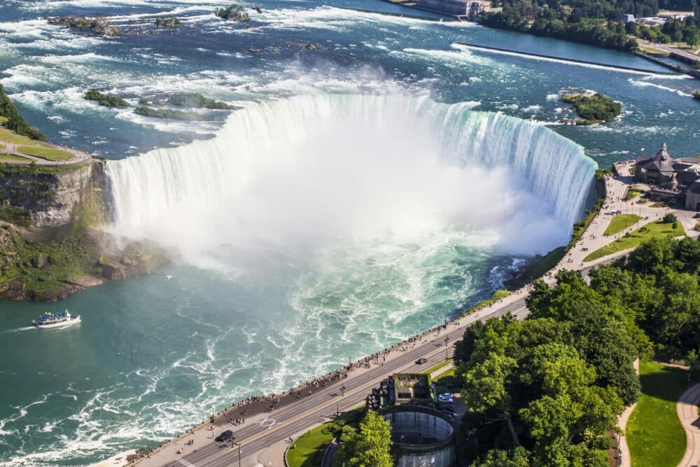 Cataratas del Niágara. Foto de Pixabay: https://www.pexels.com/es-es/foto/cascadas-cerca-de-la-carretera-pavimentada-gris-rodeada-de-arboles-de-hojas-verdes-durante-el-dia-158398/