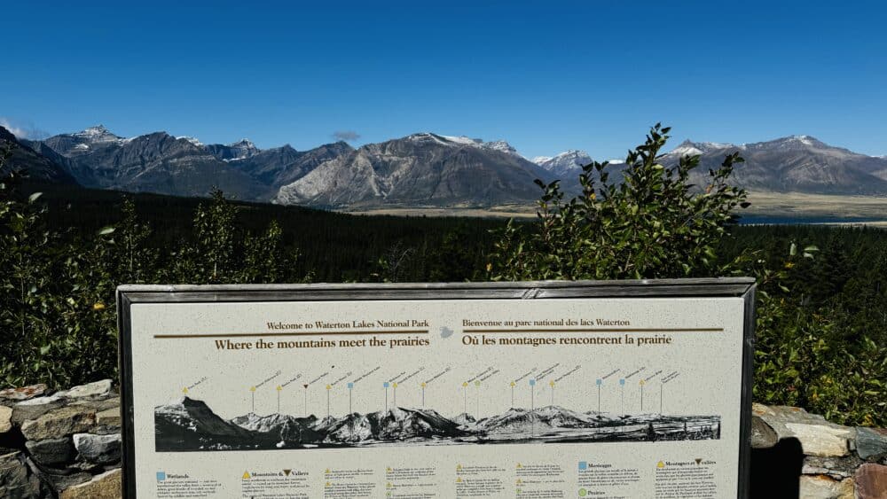 Vistas de Waterton Lakes National Park desde un mirador de a carretera dirección a la frontera con Estados Unidos