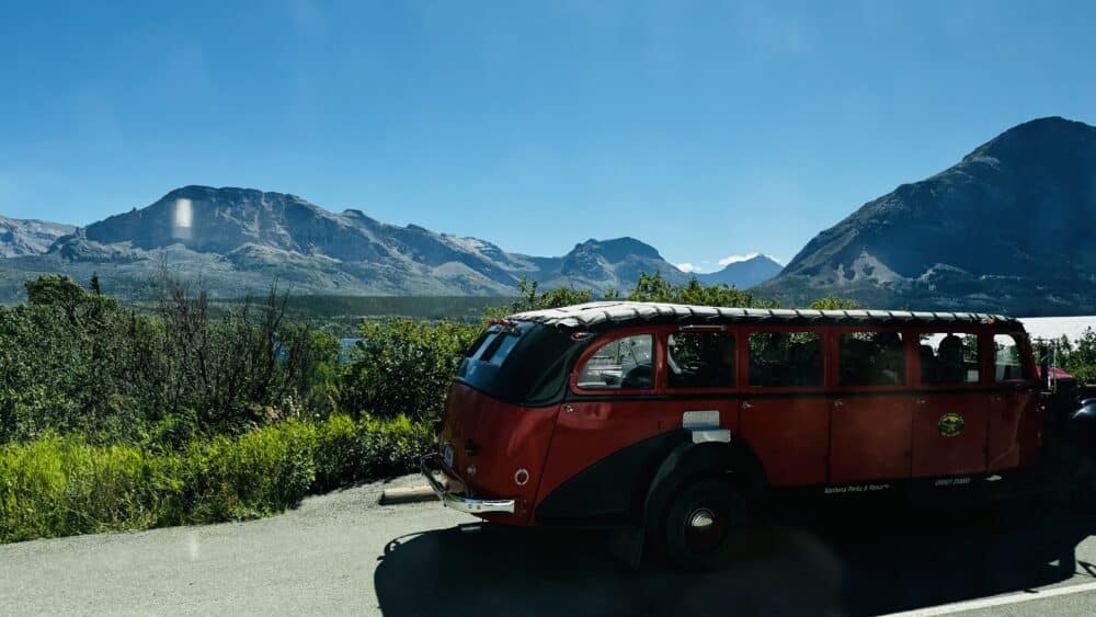 Por la carretera de Going-to-the-sun, una carretera preciosa. En la imagen hay uno de los coches de tour clásico histórico de Glacier National Park