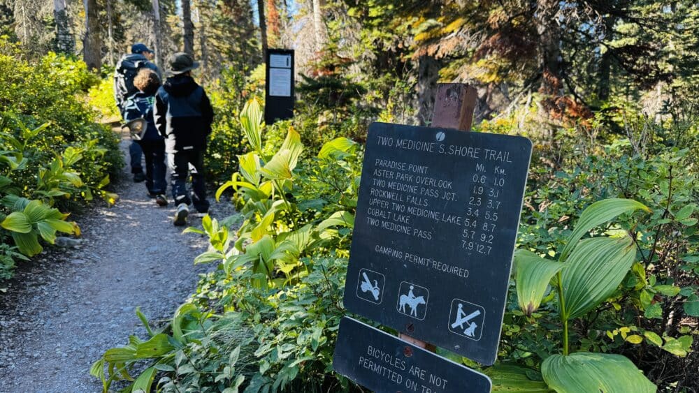 Letrero de la ruta a las Aster Falls y otras