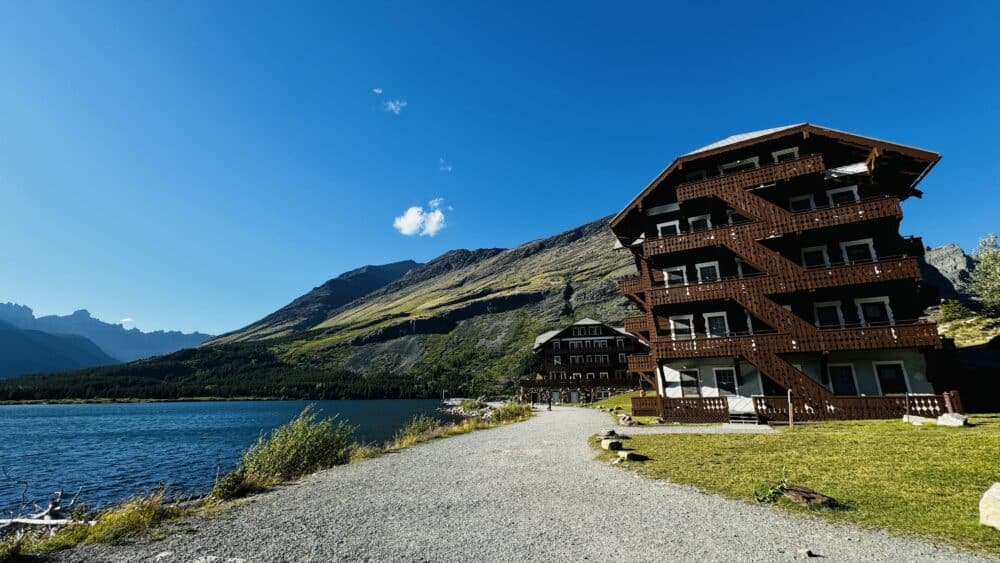 Hotel Many Glacier histórico y de estilo Suizo en un lugar privilegiado