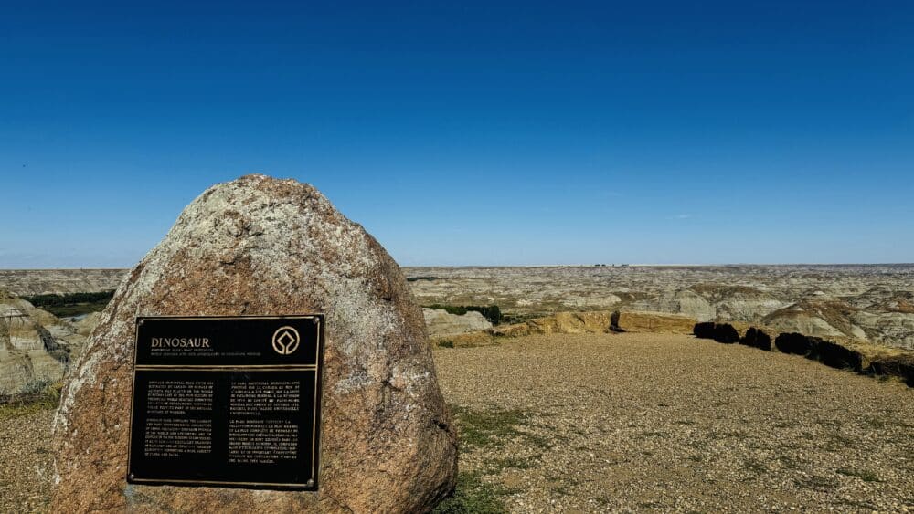 Letrero de Patrimonio de la Humanidad por la UNESCO del mirador al Dinosaur Provincial Park