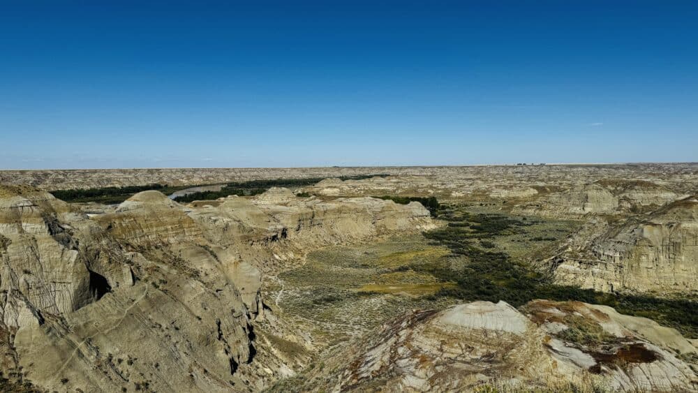 Vistas de las Badlands desde el mirador de la entrada al Parque Provincial de los Dinosaurios de Alberta, Canadá