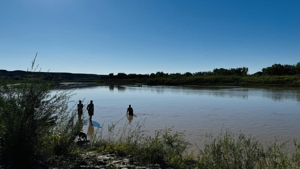 Red Deer River con gente pescando durante nuestra visita