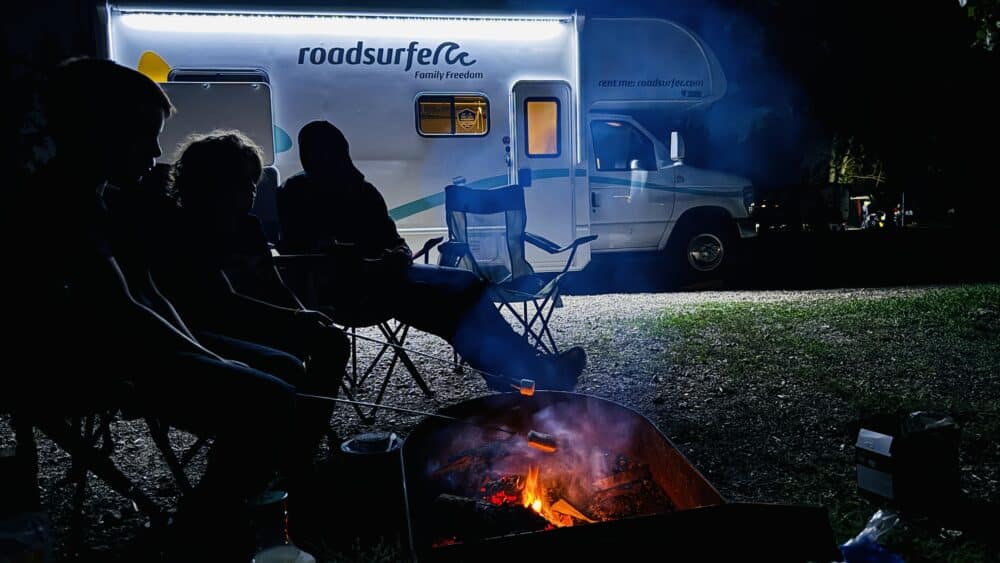 En el camping público del Parque Provincial de los Dinosaurios, acampados por la noche haciendo barbacoa