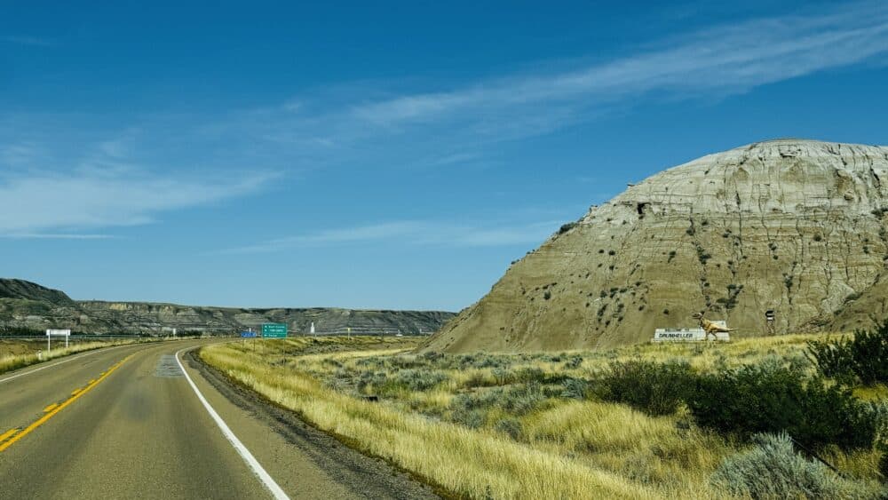 Carretera de acceso a Drumheller con paisajes de las Badlands