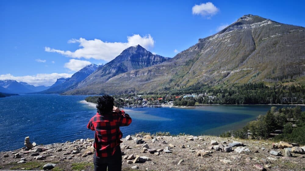 Haciendo una fotografía a Emerald Bay, con vistas a Waterton Lakes village frente a mí