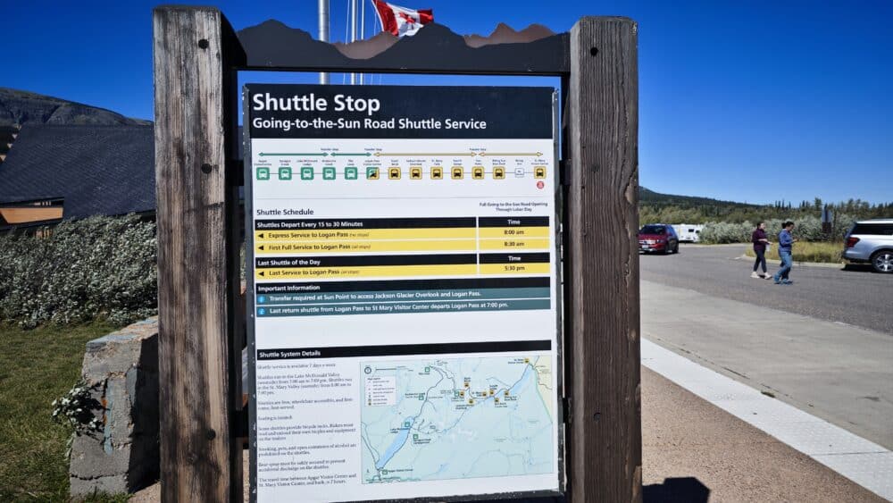 Señal del itinerario del shuttle bus de Glacier National Park en la Goint to the sun road