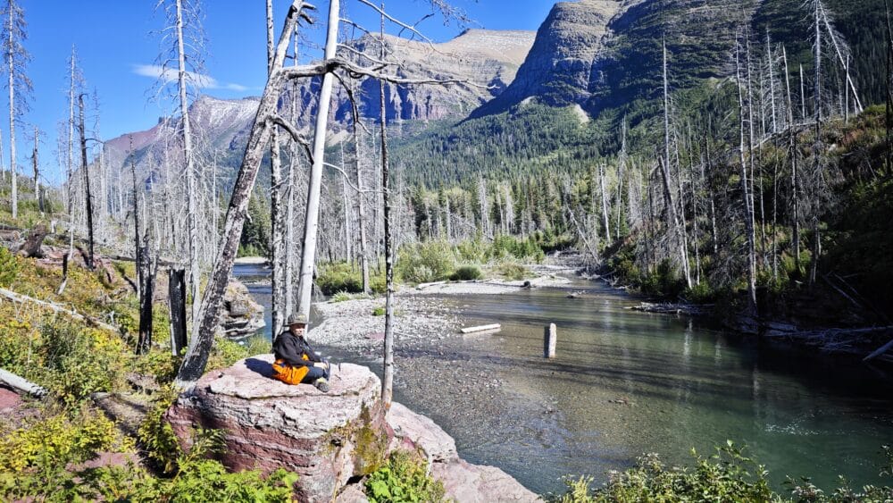 En Glacier National Park con rocas rojizas características de la zona