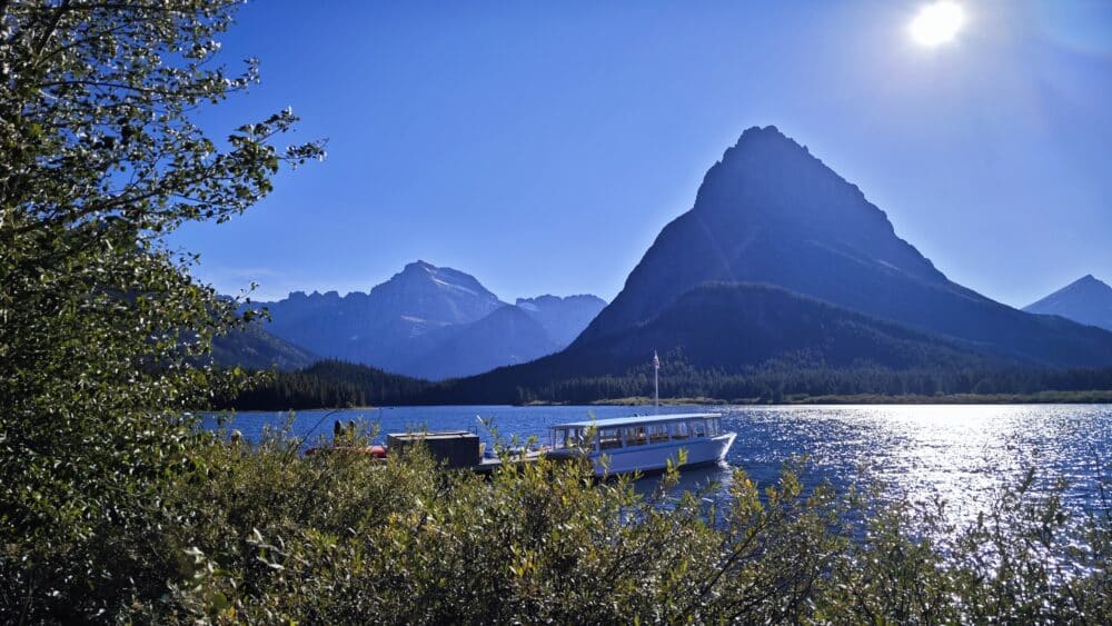 Barco del tour en barco por el Lago Swiftcurrent, en Many Glaciers de Glacier National Park de Montana, EEUU