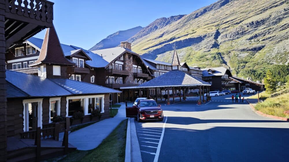 Many Glacier Hotel, justo delante del lago y de donde parten las mejores rutas a los Glaciares de Glacier National Park