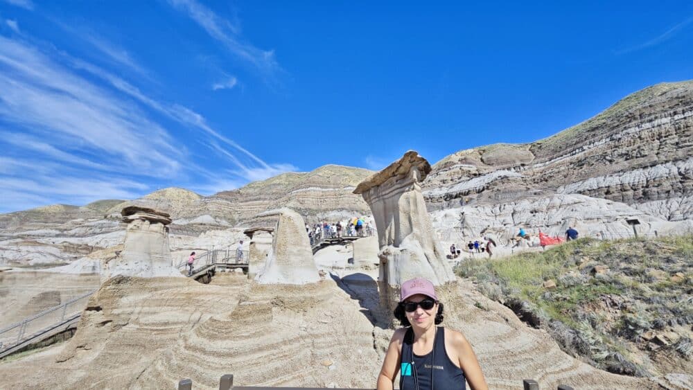 Posando de lasnte de unos hoodos en Drumheller, una zona con chimeneas de hadas