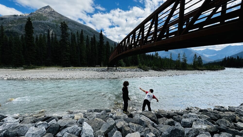 En el río Kootenay, jugando a tirar piedras, en el Parque Nacional de Kootenay de Canadá