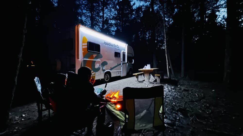 Haciendo barbacoa nocturna en nuestro camping público de Kootenay National Park al lado de Radium Hot Springs