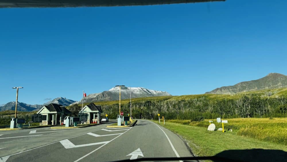 Taquillas para comprar el Pase o enseñar el Discovery Pass para el acceso a Waterton Lakes National Park de Canadá