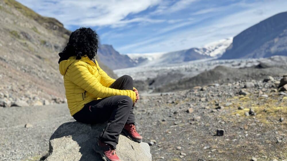 Contemplando uno de los glaciares en retroceso de Islandia en el Parque Nacional del Vatnajökull