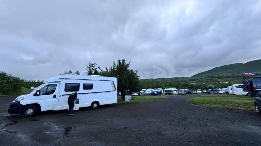 En un camping, en Islandia en camper o autocaravana siempre el lugar legal y seguro para pernoctar