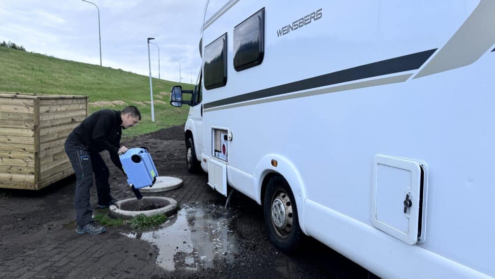 Haciendo servicios a nuestra autocaravana en uno de los campings de Islandia