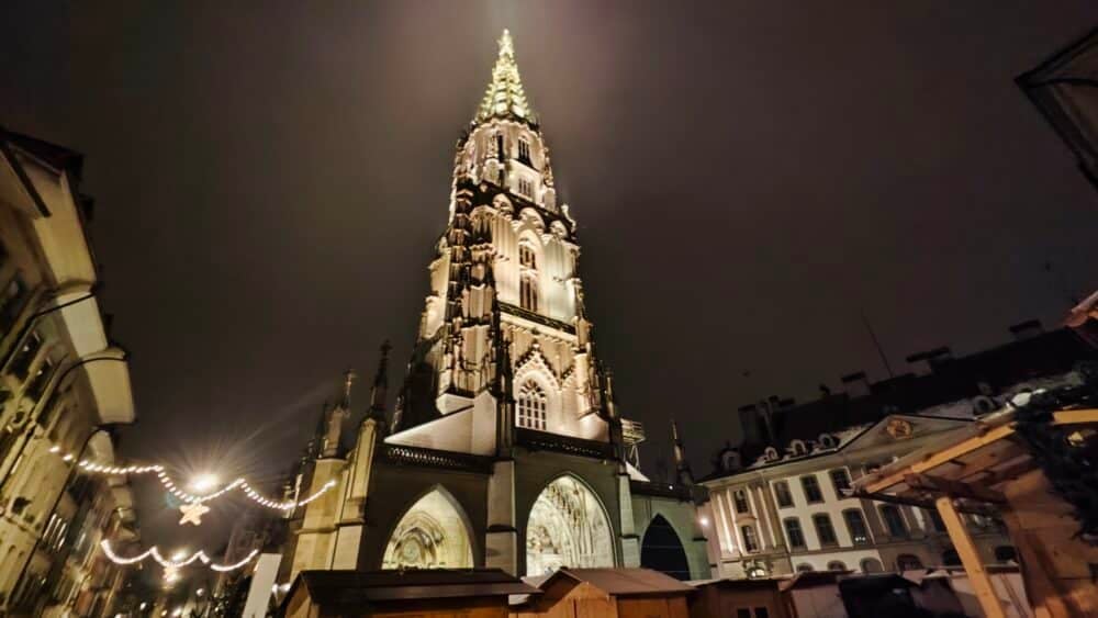 Catedral de Berna en Navidad, donde hay otro mercadillo navideño que encontramos cerrado