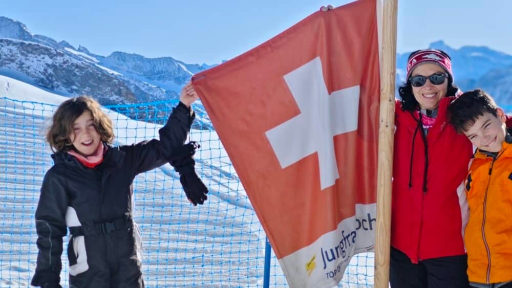 En la base del Jungfrau con la bandera de Suiza