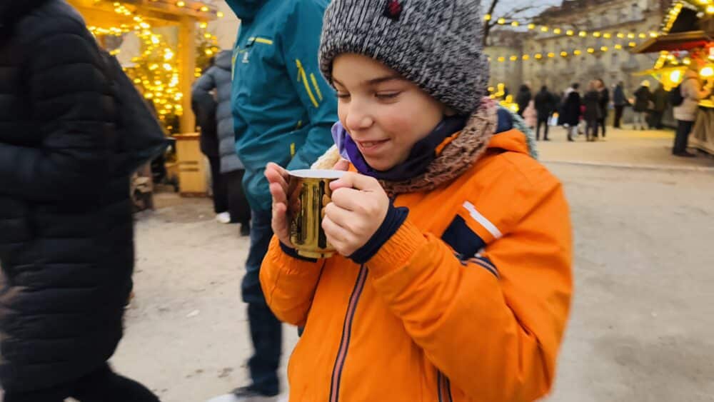 Bebiendo un punch caliente en uno de los mercados navideños de Berna en Navidad