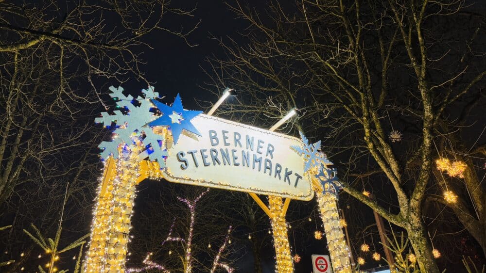 Letrero de la puerta de entrada al mercadillo navideño de Berna de Berner Sternemmarkt