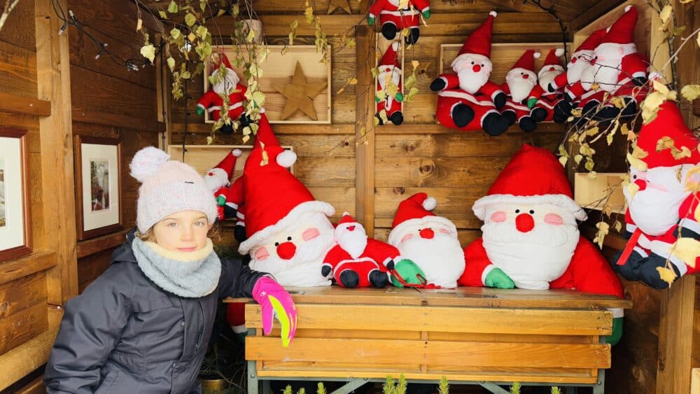 Posando en una de las casetas decorativas navideñas en Interlaken en Navidad