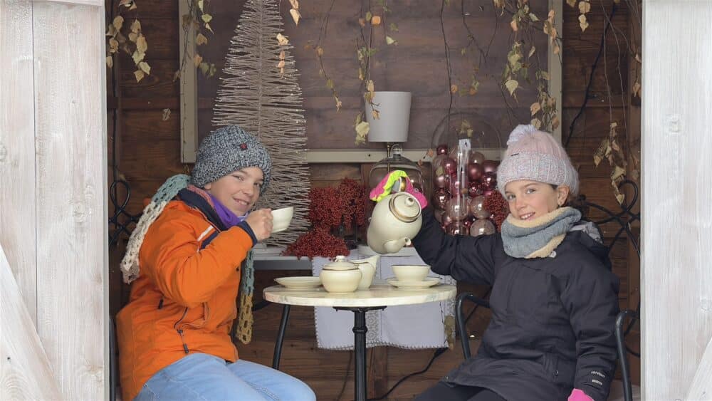 Posando en una de las casetas decorativas navideñas en Interlaken en Navidad